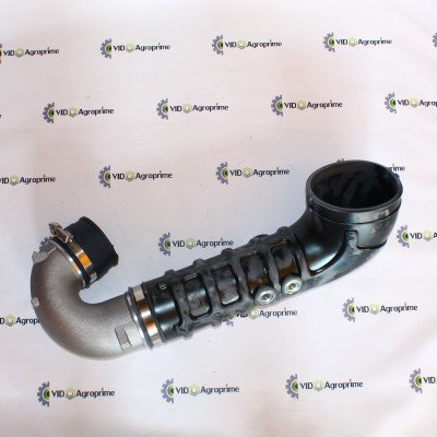 Патрубок Повітряний в зборі RE580684, RE556453, RE556454 John Deere Патрубок Повітряний в зборі RE580684, RE556453, RE556454 John Deere